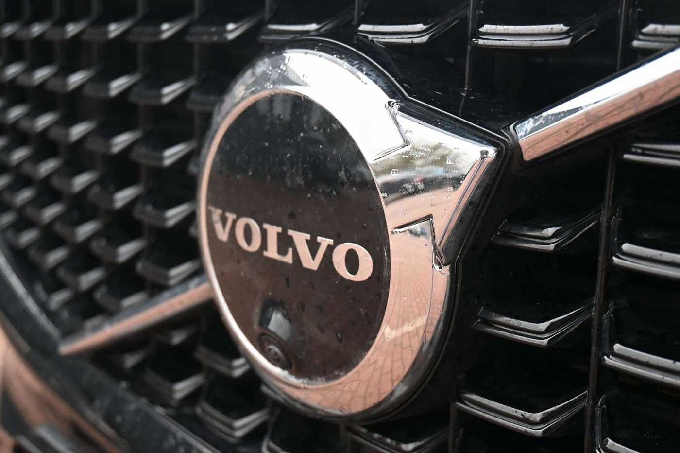 Volvo  B5D AWD UltimateDark*LUFT*PANO*STHZ*360*H&K
