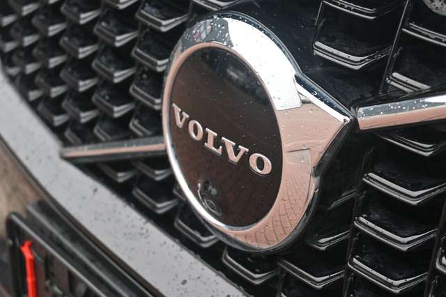 Volvo  B5*R-Design*360° STHZ*BLIS*AHK*PANO